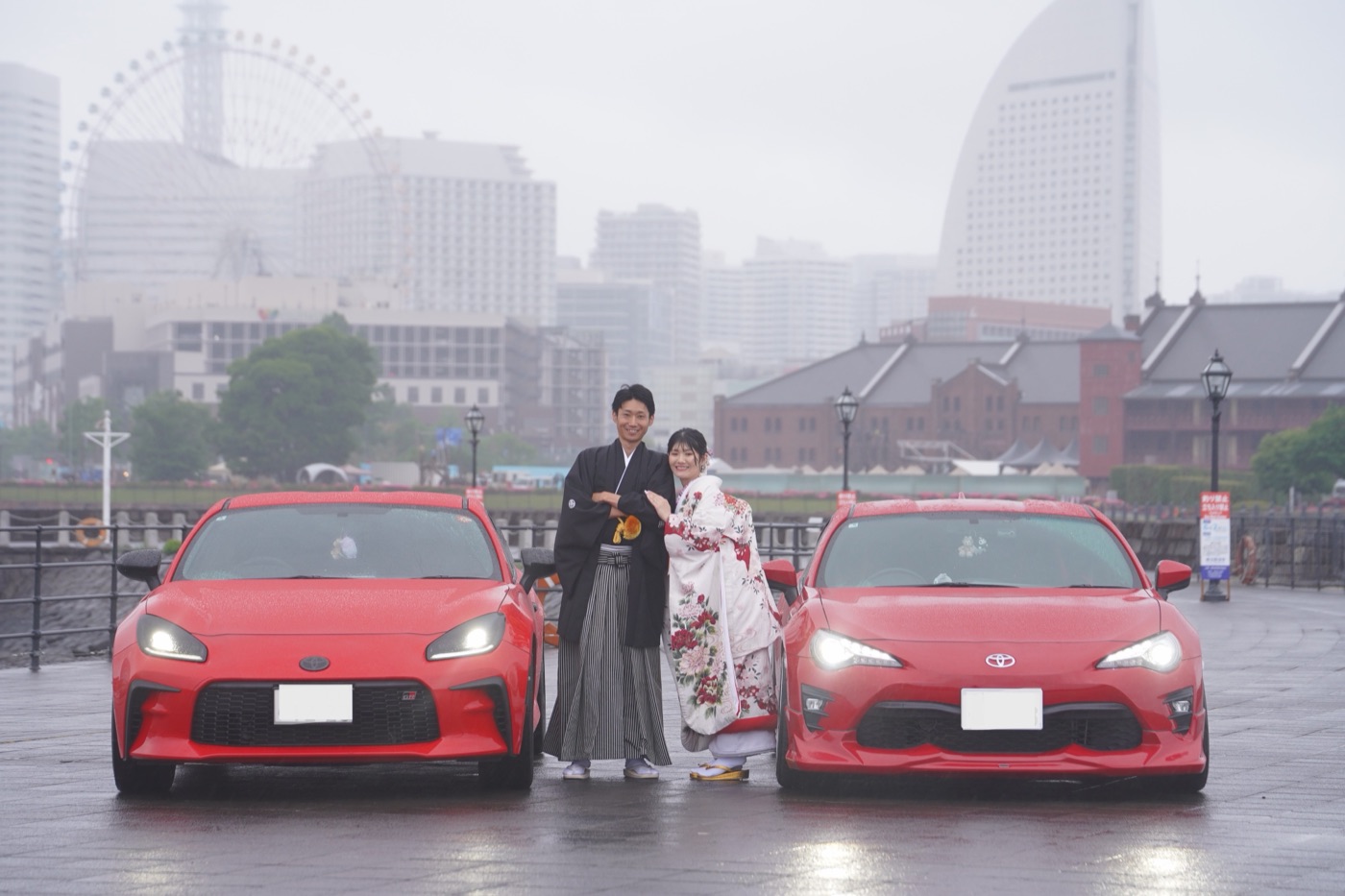 みなとみらいの観覧車と赤いスポーツカー2台、和装での前撮り写真