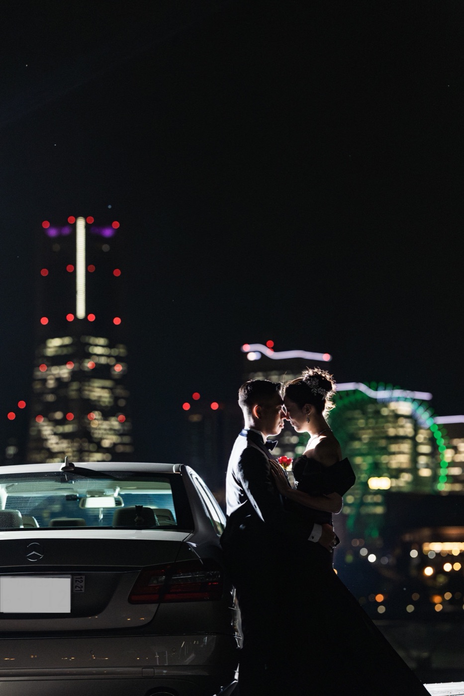 横浜の夜景と愛車のシルエットに寄り添う新郎新婦