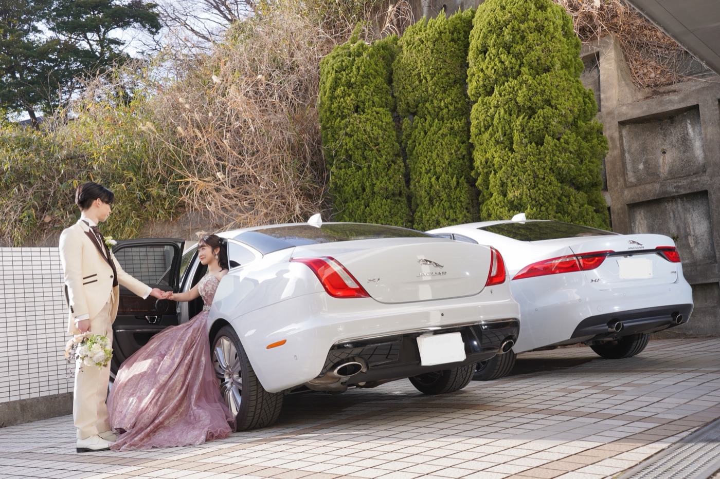 2台の白い高級車とピンクドレスの新婦の前撮り写真
