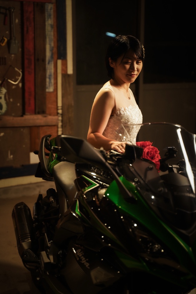 愛車バイクに寄り添う新婦のウェディングフォト