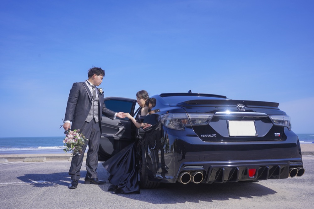 ローアングルから撮影した車とのウェディングフォト