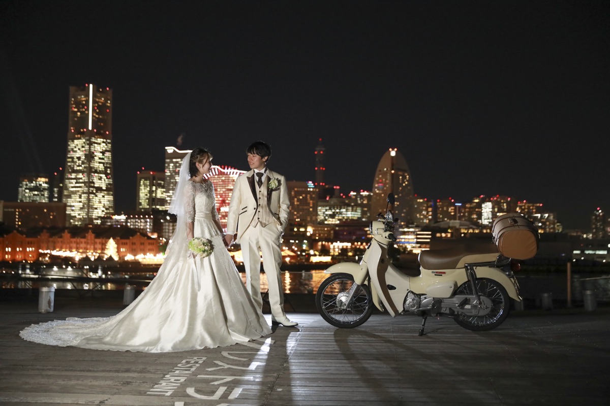 夜景のウッドデッキでレトロバイクと撮影したスポット