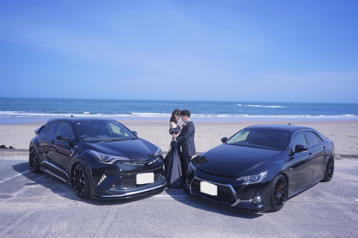 海沿いで2台のスポーツセダンと撮影したスポット
